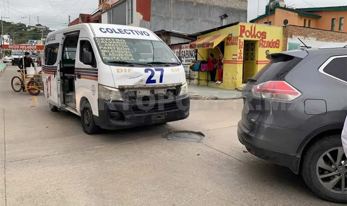 En las inmediaciones del barrio Candelaria un transporte público en su modalidad de colectivo chocó con una camioneta particular. Juan Orel / CP