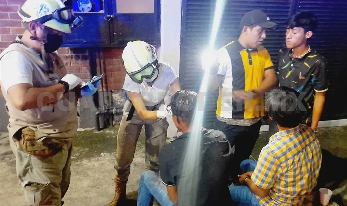 Paramédicos del Sistema Municipal de Protección Civil se presentaron para brindarle los primeros auxilios a Cristian Samuel. Cortesía