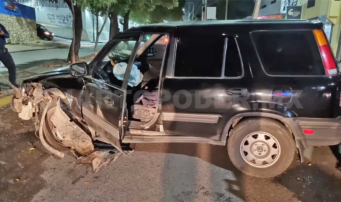 Rayando la medianoche del viernes ocurrió el accidente en el bulevar Fidel Velázquez, en la colonia 24 de Junio. Ulises López / CP