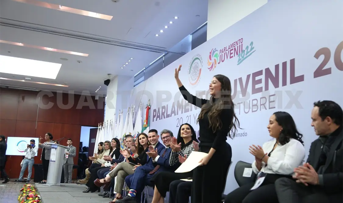 Sasil De León da discurso a jóvenes del Parlamento