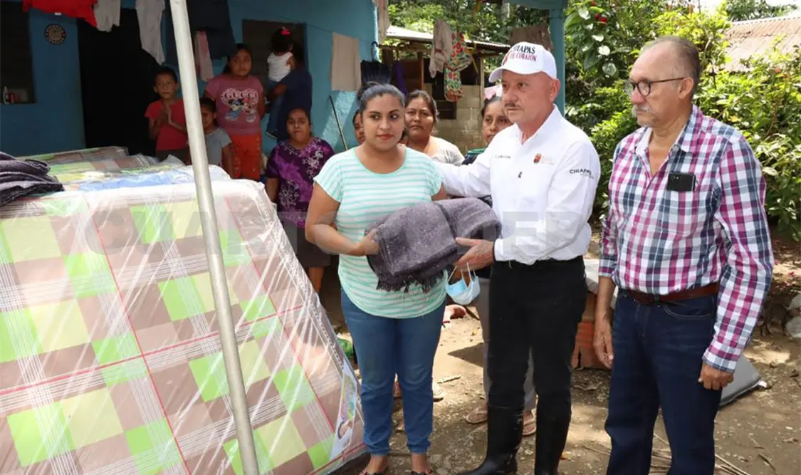 Pepe Cruz recorre colonias y supervisa entrega de apoyos