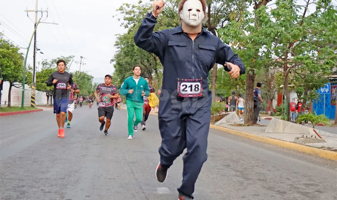 Lucen su mejor disfraz en la Carrera “Ka’u Jama”