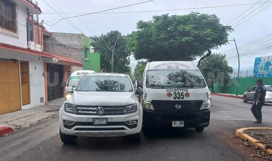 Choca colectivo con camioneta por corte de circulación
