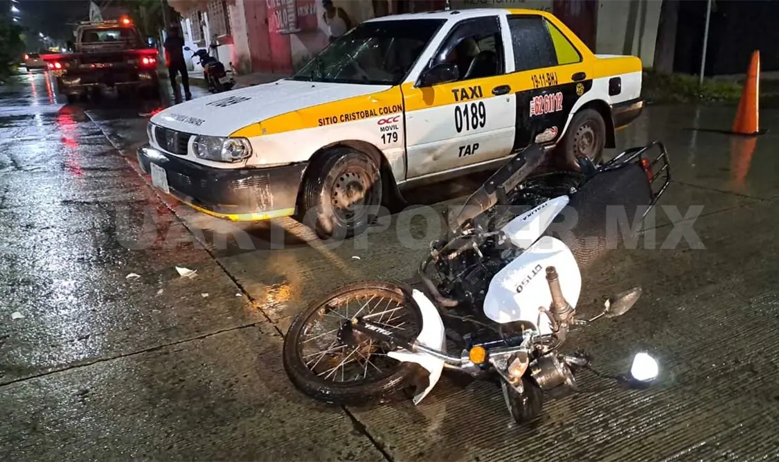 Taxi impacta a una moto; hay dos lesionados
