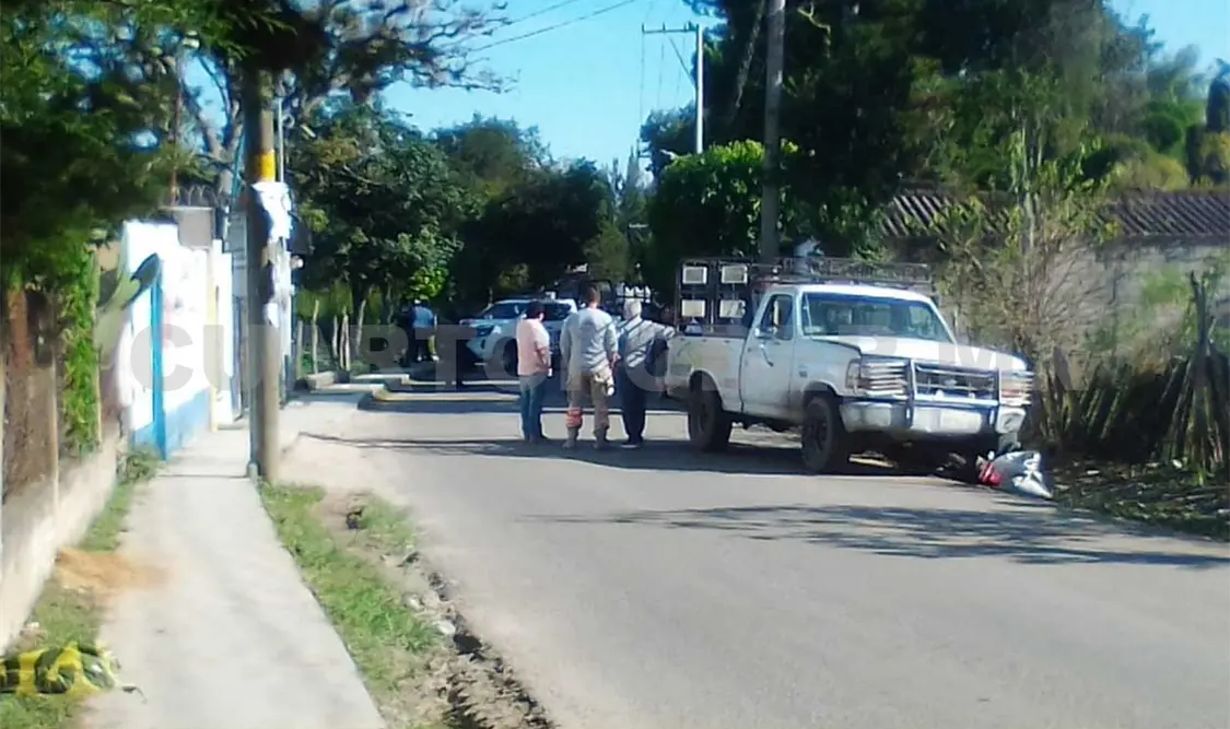 Motociclista acaba debajo de una pick up