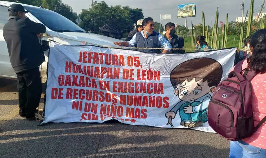 Bloquean aeropuerto de Oaxaca