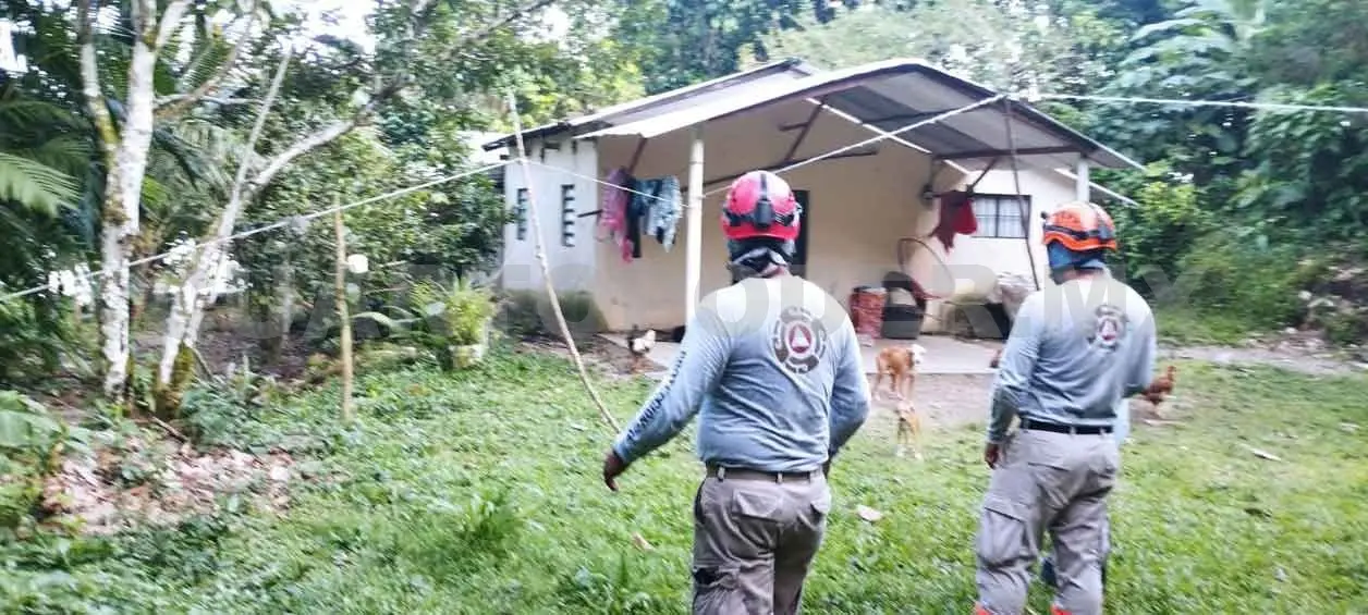 Evacuan a 24 familias; colapsan tres casas