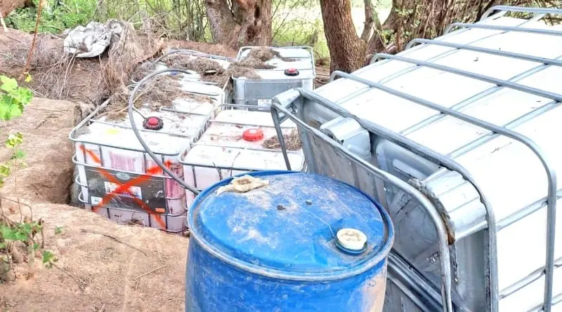 También se decomisaron 50 metros de manguera una bomba de gasolina, 32 bidones, entre otros objetos. Cortesía