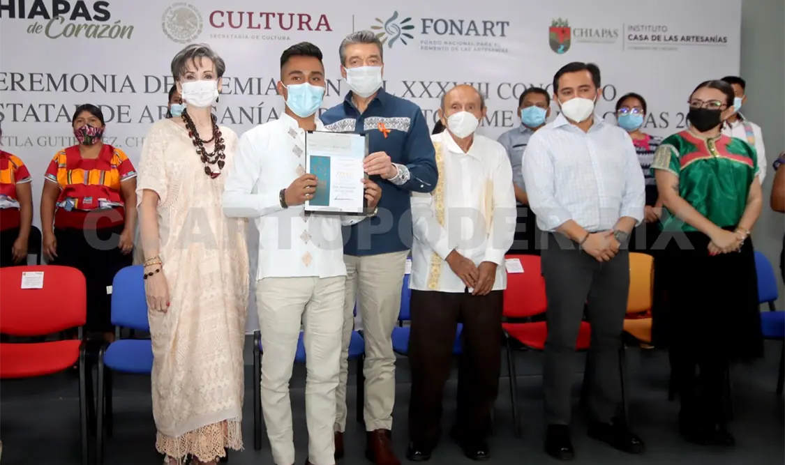 REC atestigua premiación del Concurso de Artesanías