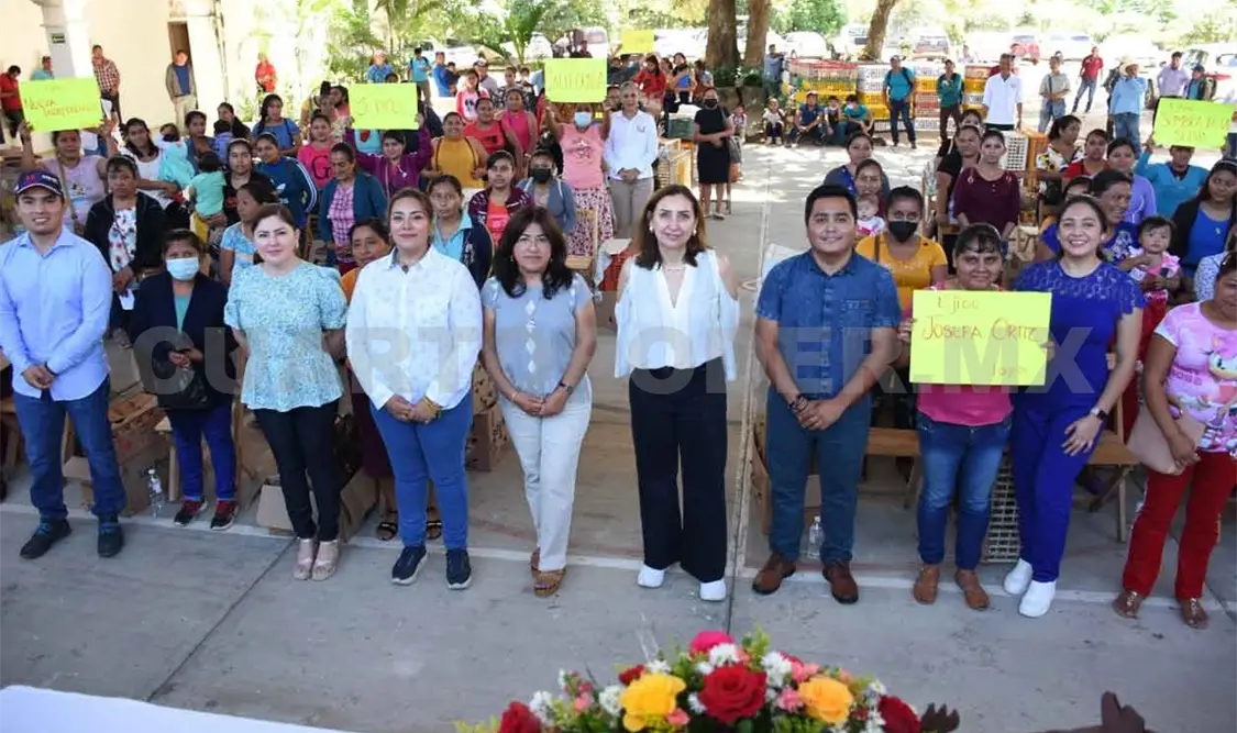 DIF entrega aves a jefas de familias