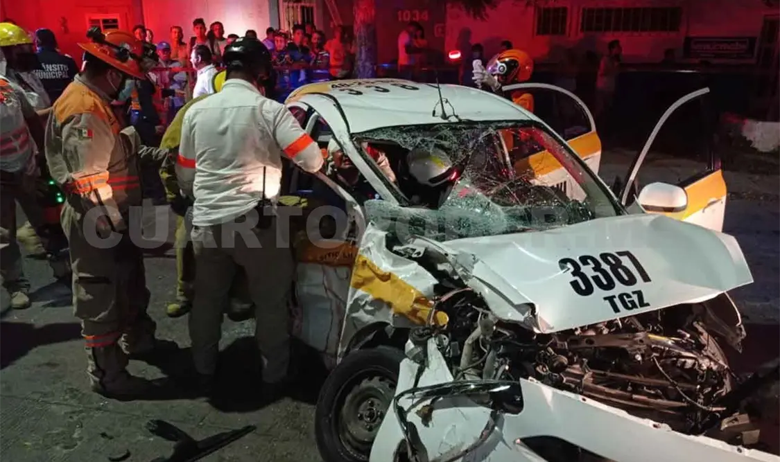 Colisión de taxi y camión deja prensado a pasajero