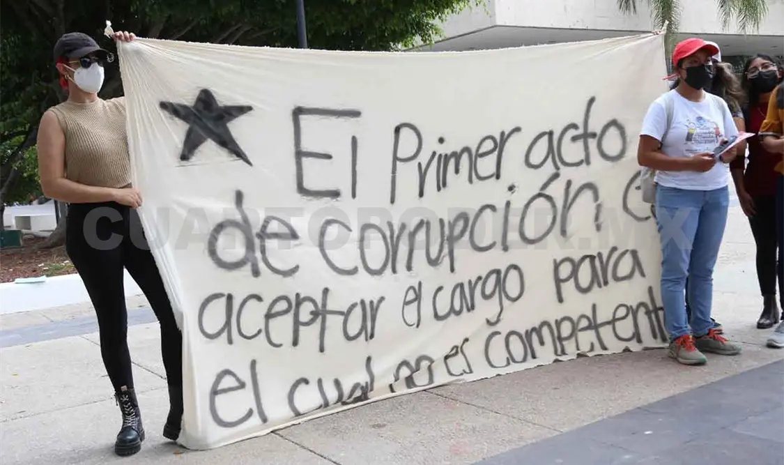 Normalistas demandan destitución de directora