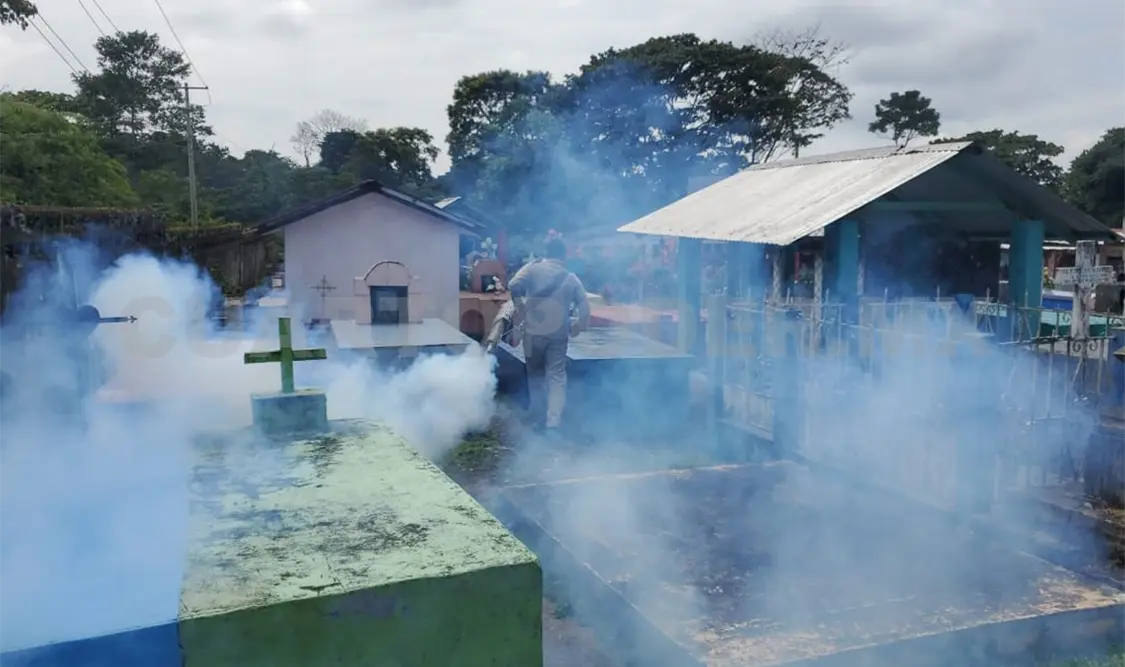 Realizan fumigación en los panteones