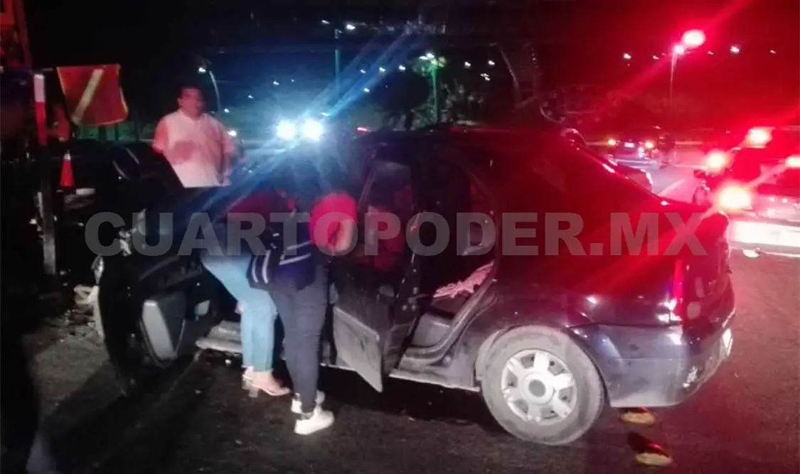 Jovencita se estrella en poste por la madrugada