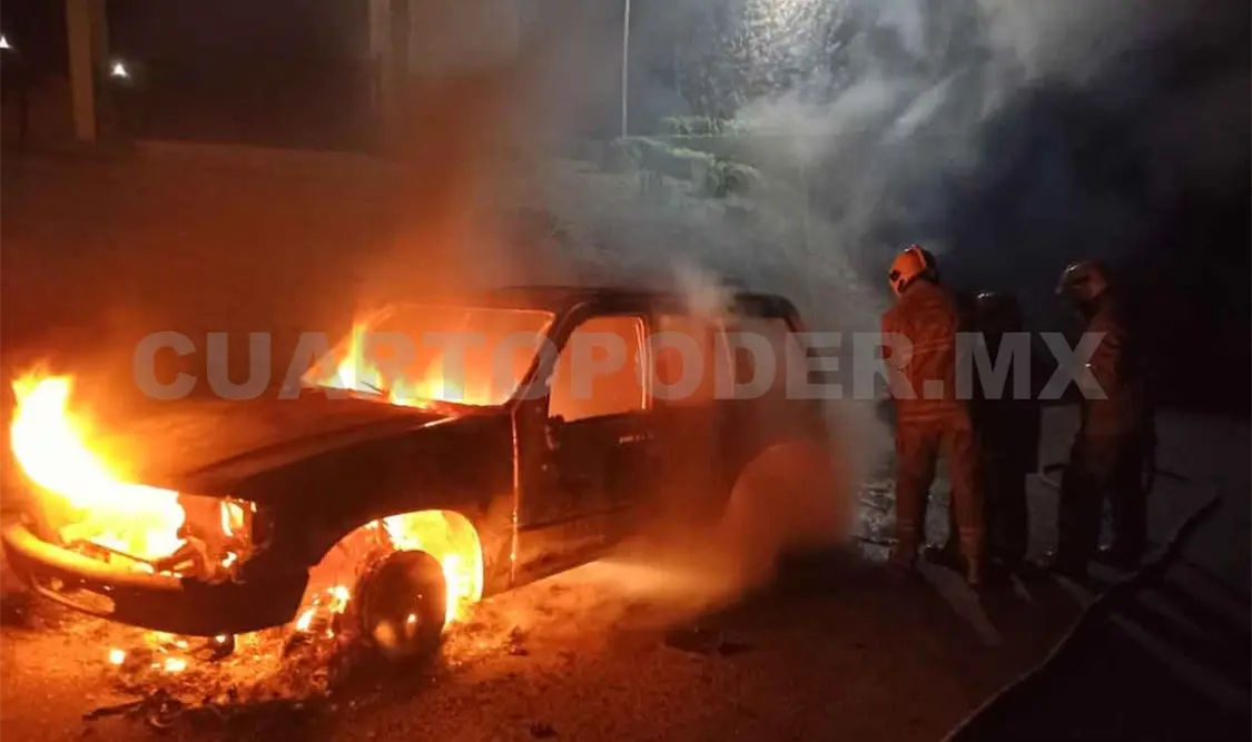 Arde camioneta tras sufrir un cortocircuito