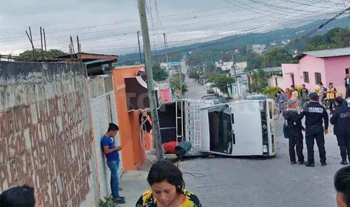 Atropella a motociclista y vuelca al intentar escapar