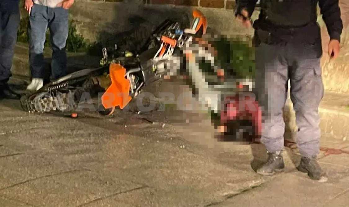 Mueren motociclistas al impactarse en pleno centro