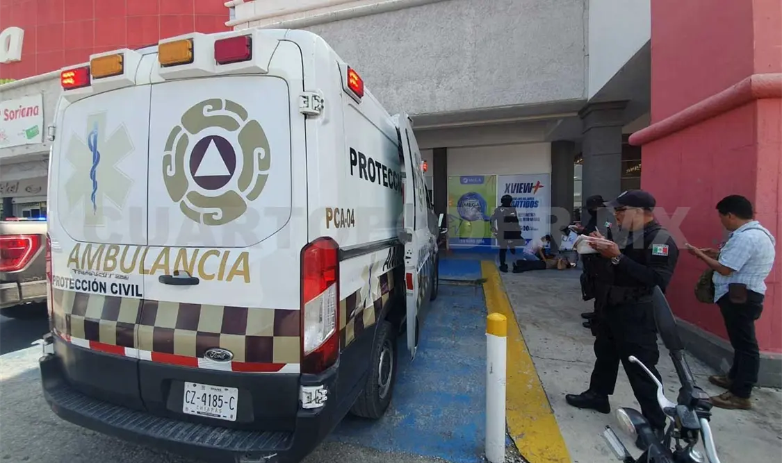 Ebrio sujeto se pone agresivo en una plaza