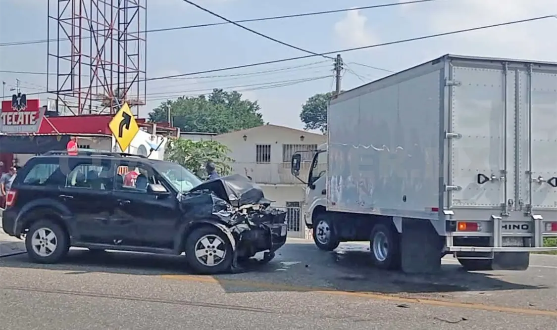 Camioneta choca contra un camión