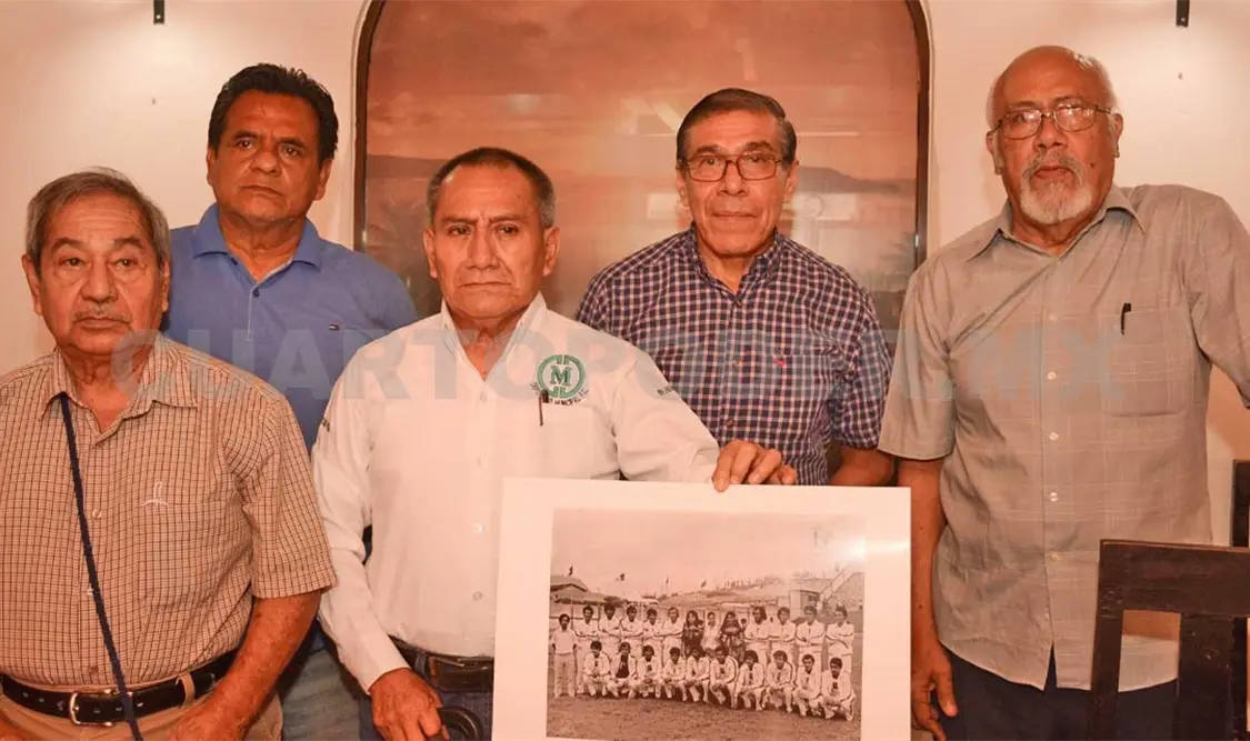 Exjugadores de la época dorada del Futbol tuxtleco recordaron cómo se hicieron las gestiones para construir el estadio. Cortesía