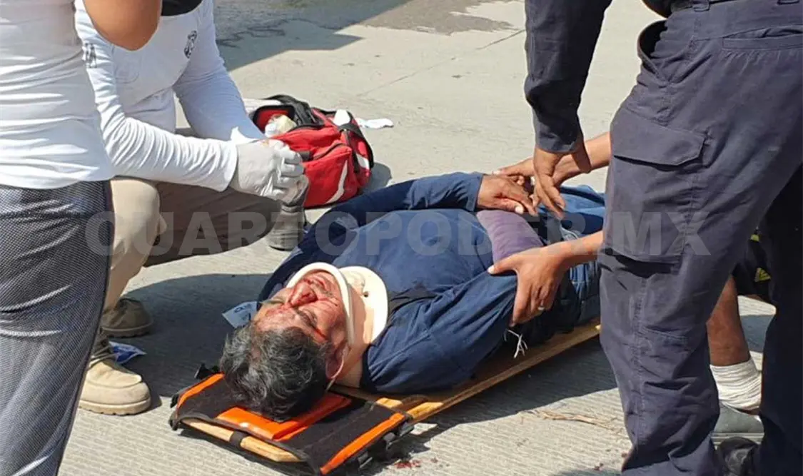 Paramédicos de Protección Civil Municipal atendieron al joven y lo trasladaron de urgencia a un hospital particular. Ulises López / CP