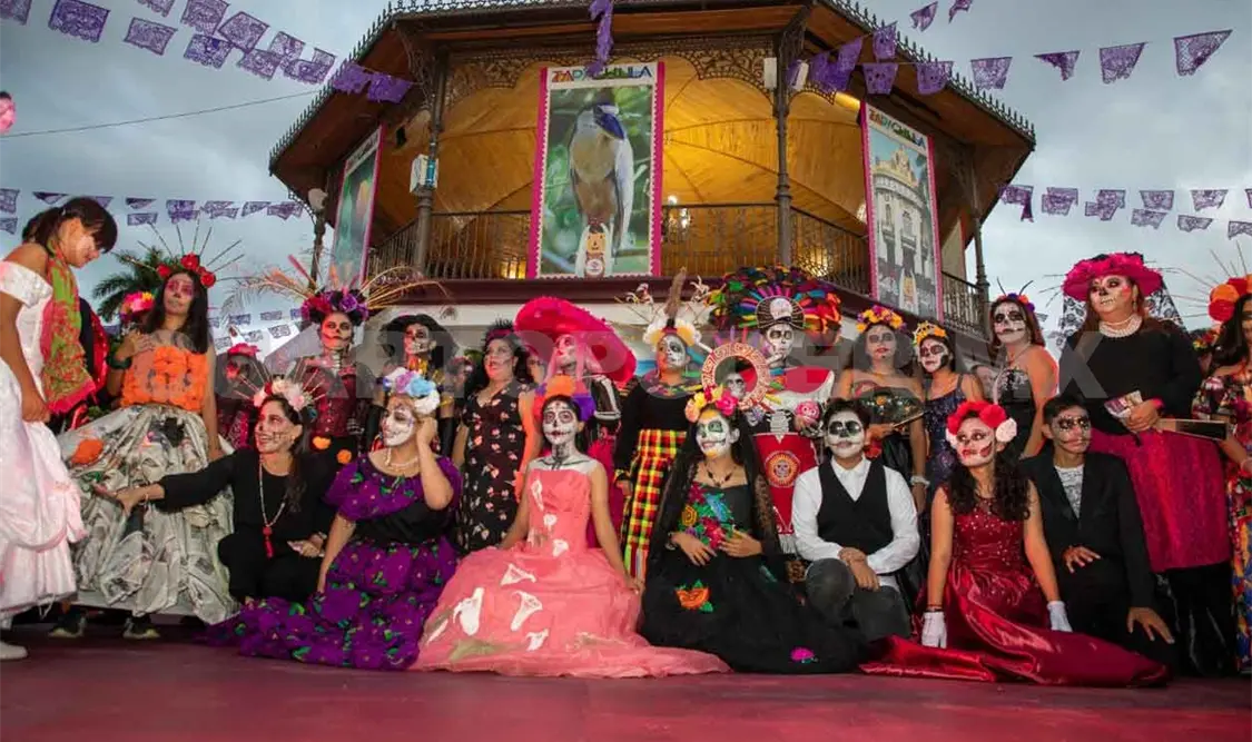 Desfilan catrinas por el Día de Muertos