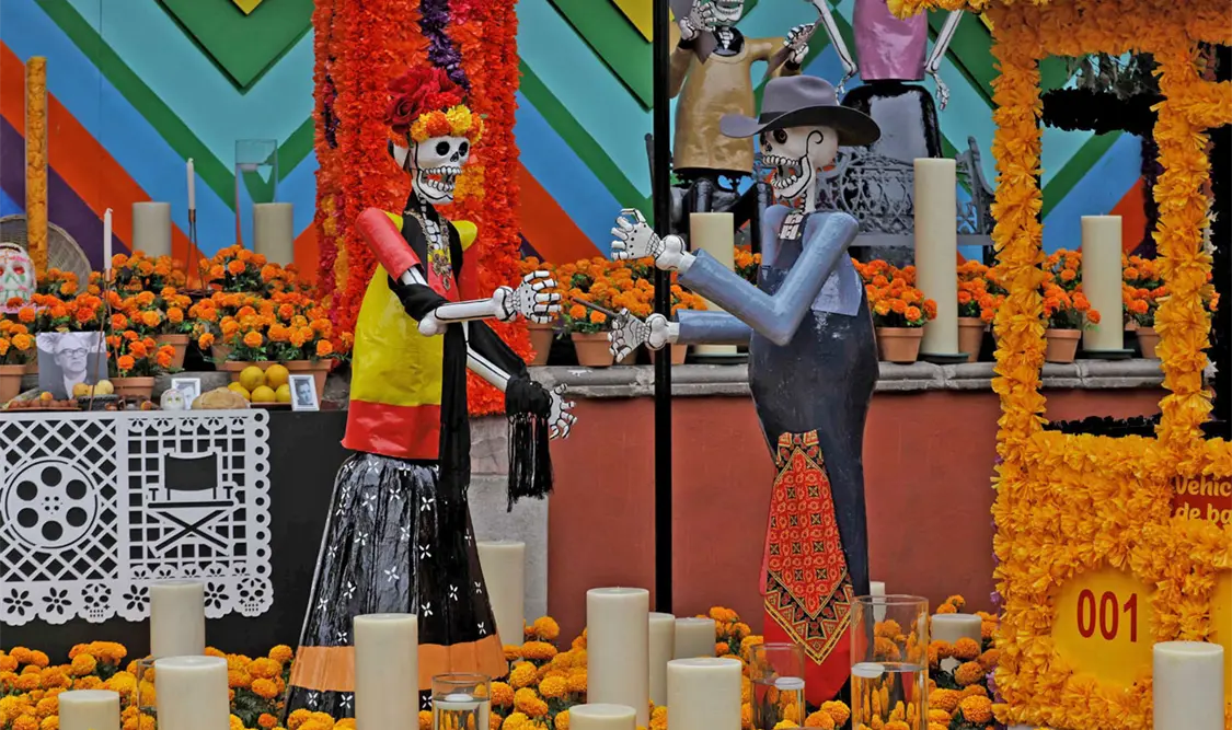 Instalan monumental altar de muertos y calaveras