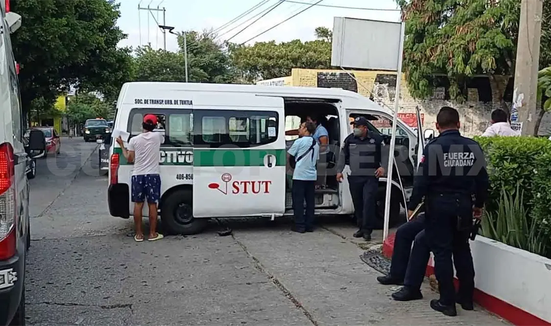 Colisionan colectivo y ambulancia; 11 heridos