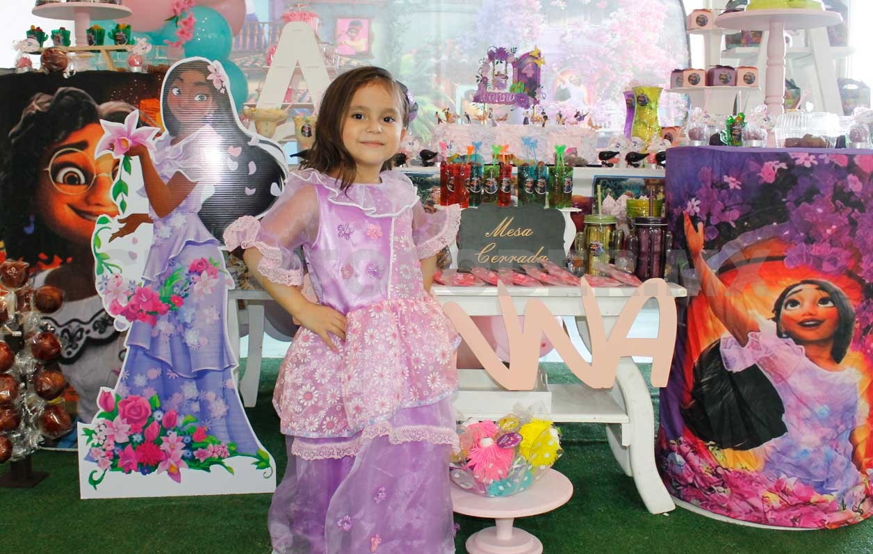 Ivanna celebra con Encanto
