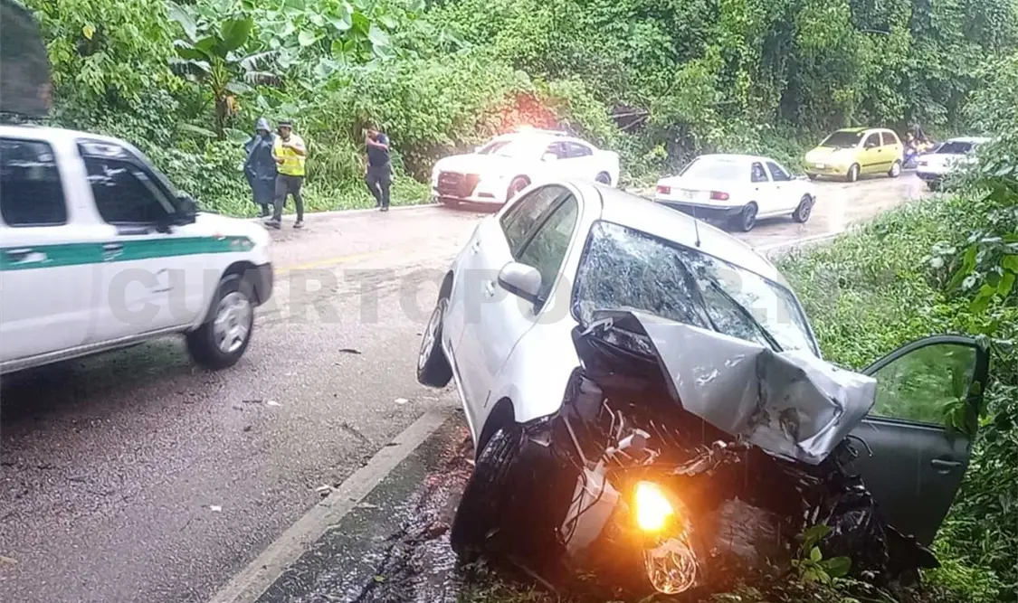 Sufre accidente y acaba su automóvil
