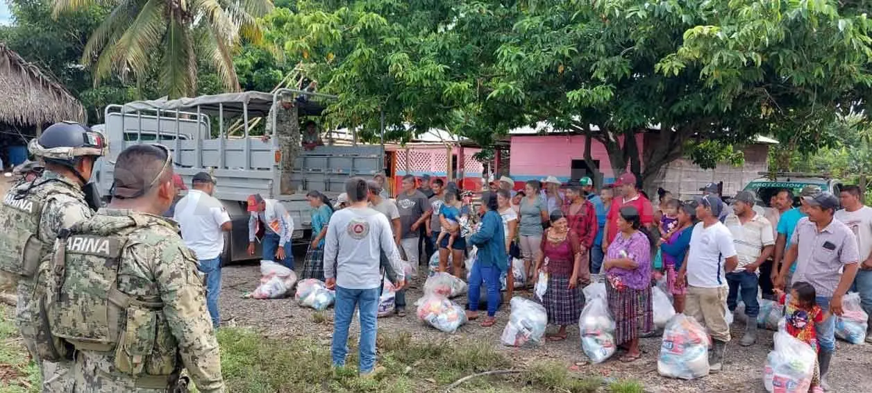 Llevan ayuda humanitaria a damnificados
