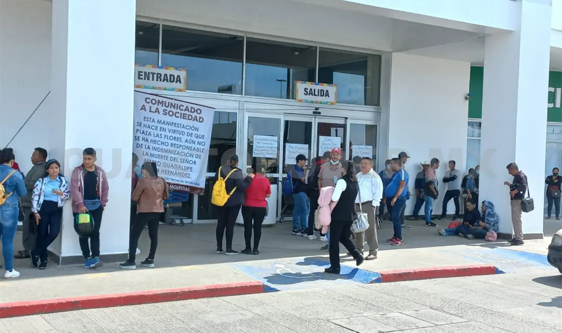 Bloquean centro comercial en Comitán