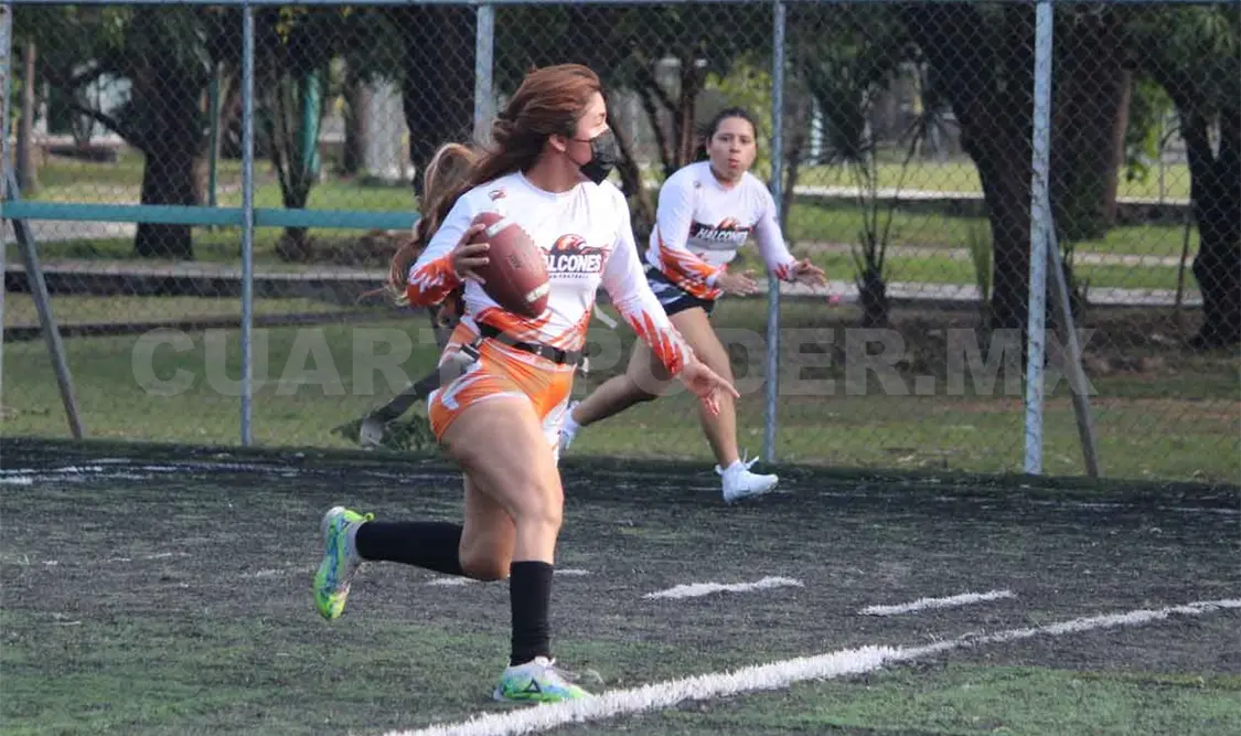 Lucha encarnizada por la cima en la femenil A