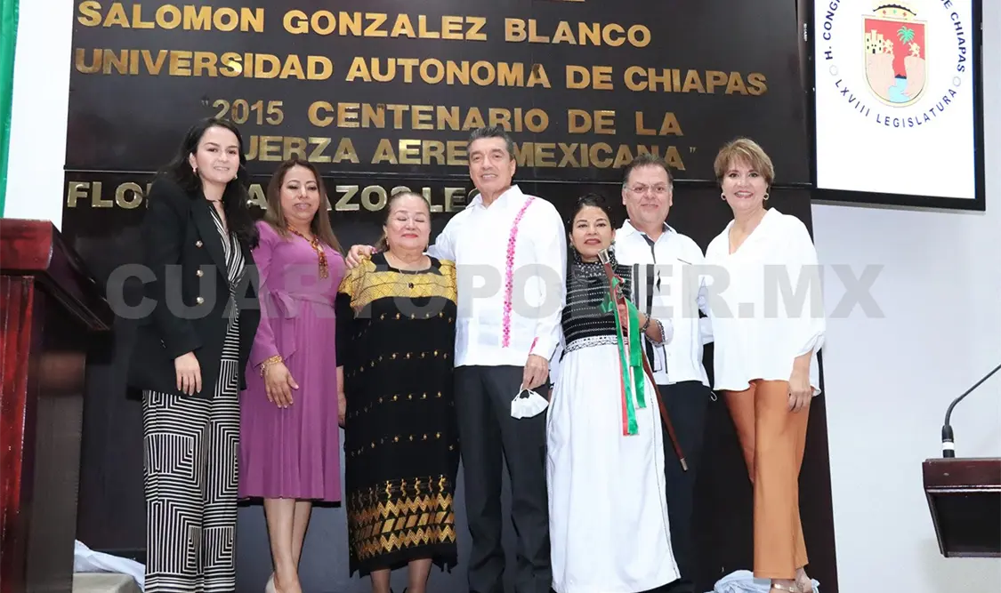 Durante la sesión solemne, Rutilio Escandón Cadenas atestiguó la develación —en letras doradas— del nombre de “Florinda Lazos León” en el Congreso del Estado. CP