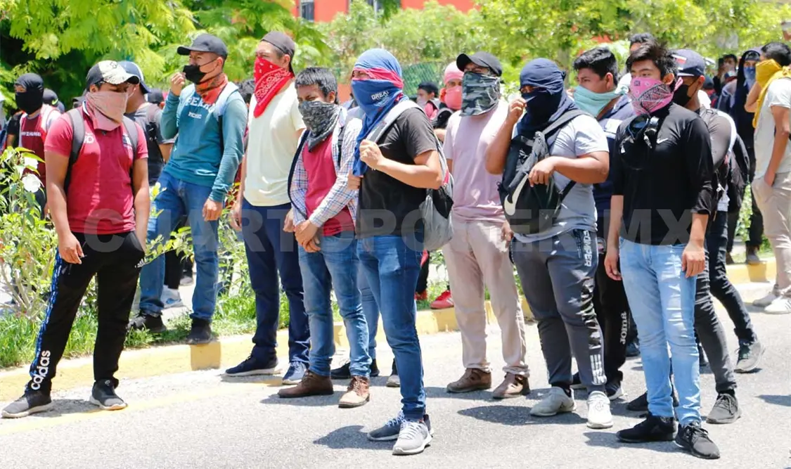 Los estudiantes permanecen en las cercanías de la obra, impidiendo el desarrollo de la misma. Diego Pérez / CP