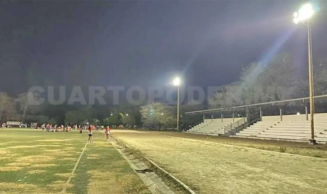 Deportistas denunciaron que las lamparas de la Unidad Deportiva solo alumbran a un 30 por ciento de su capacidad. Noel Vázquez / CP