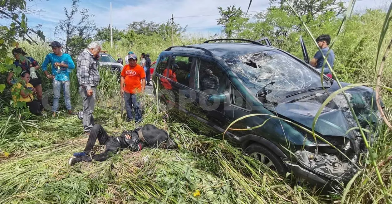 El accidente ocurrió a 400 metros metros antes de llegar al cruce de Las Limas, en la carretera a La Angostura. Ulises López / CP