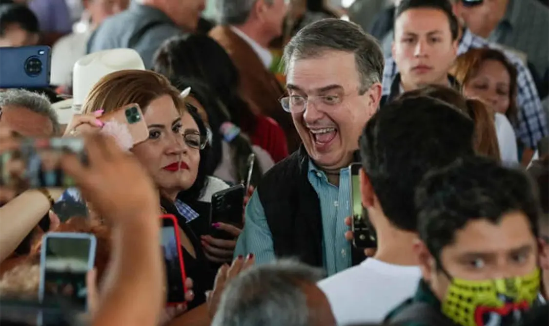 Ebrard ofrece continuidad con cambio