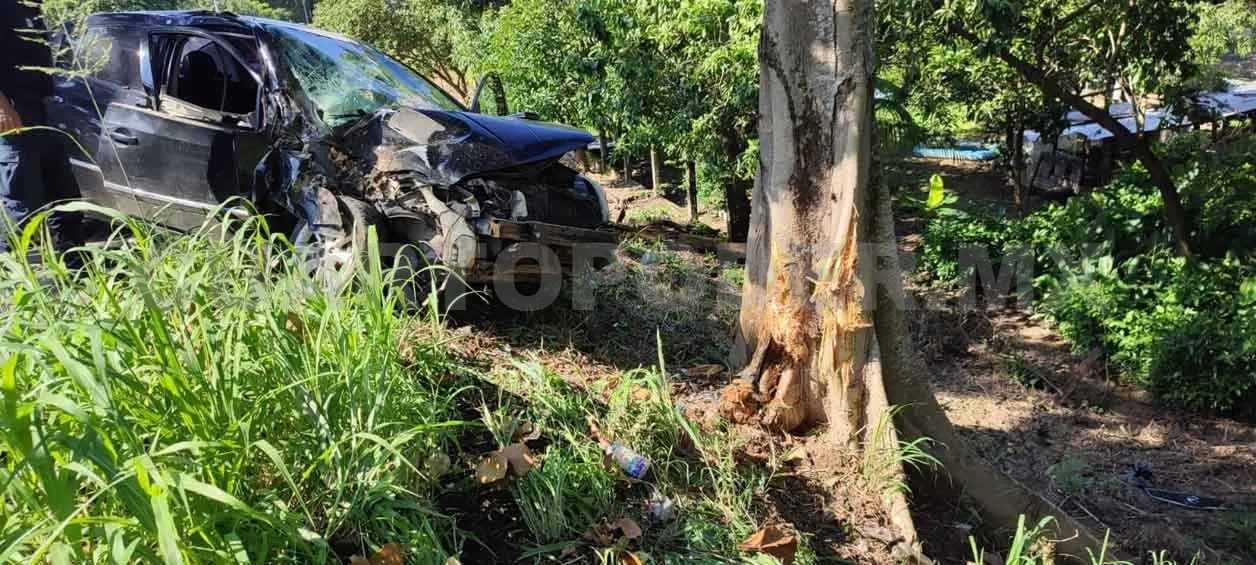 Abandonan vehículo al salirse de carretera