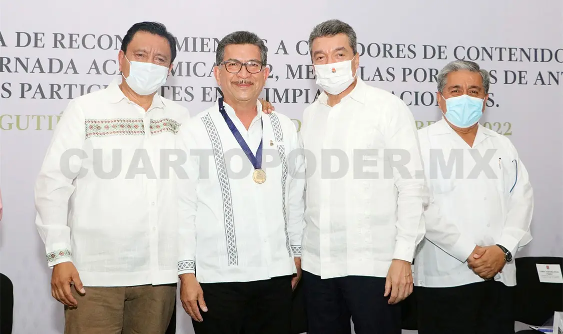 Entrega Escandón medallas por antigüedad laboral