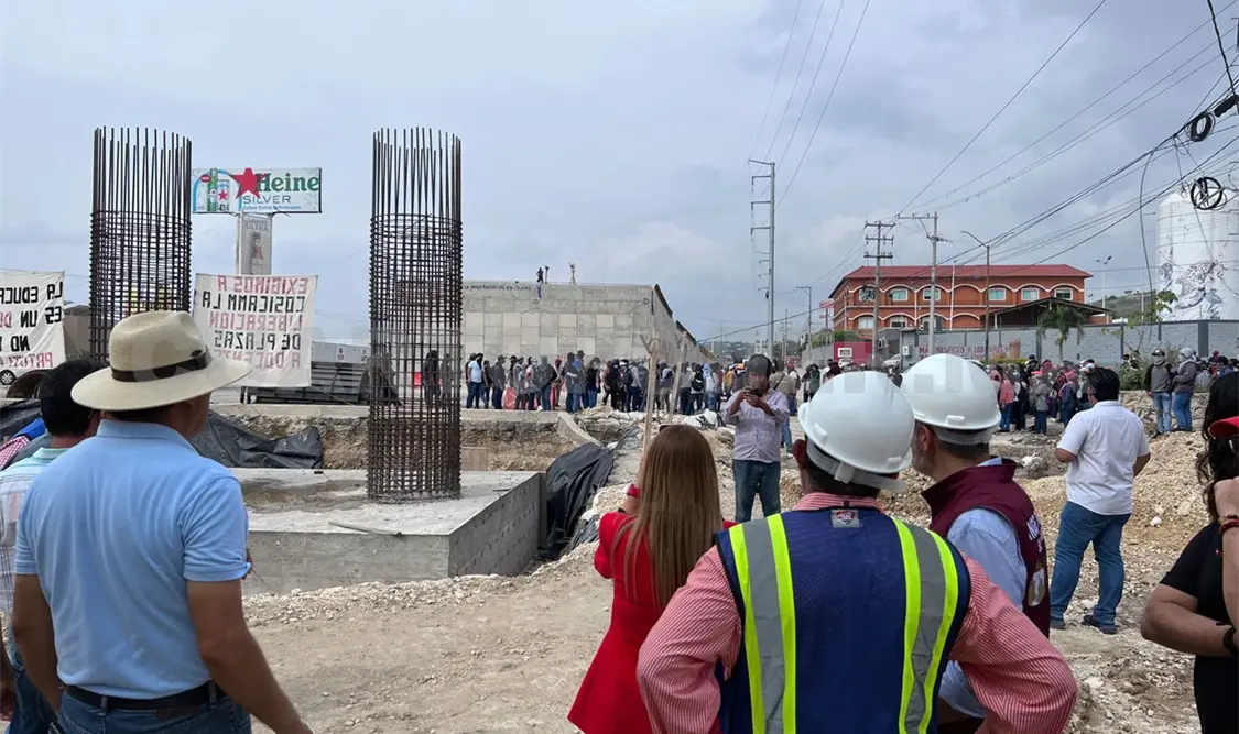 Normalistas lanzan bombas para realizar nuevo bloqueo