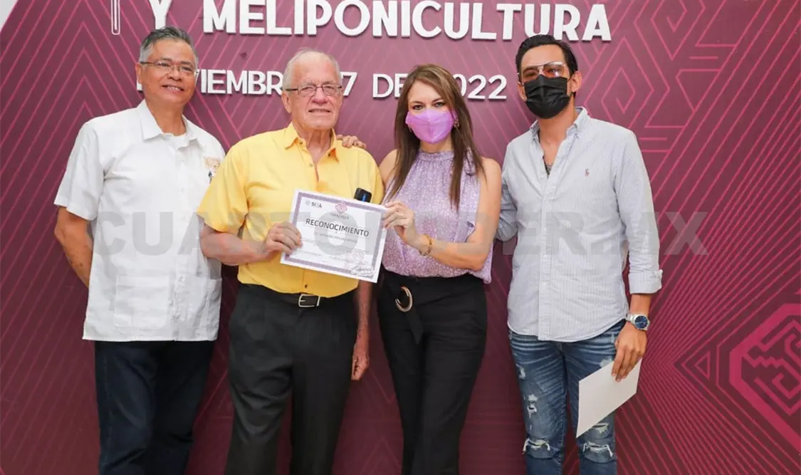 Entregan reconocimientos por taller de apicultura
