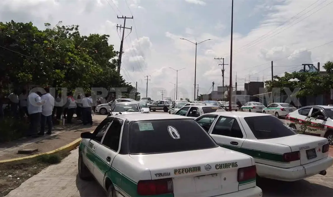 Taxistas bloquean Fiscalía en Reforma