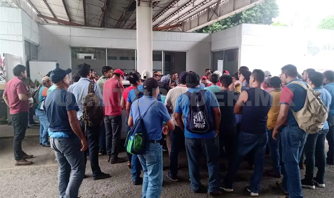 Protestan trabajadores de Diconsa por falta de pagos