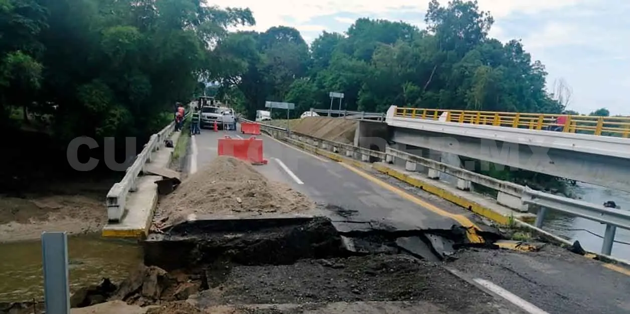 Por lluvias colapsan tres puentes