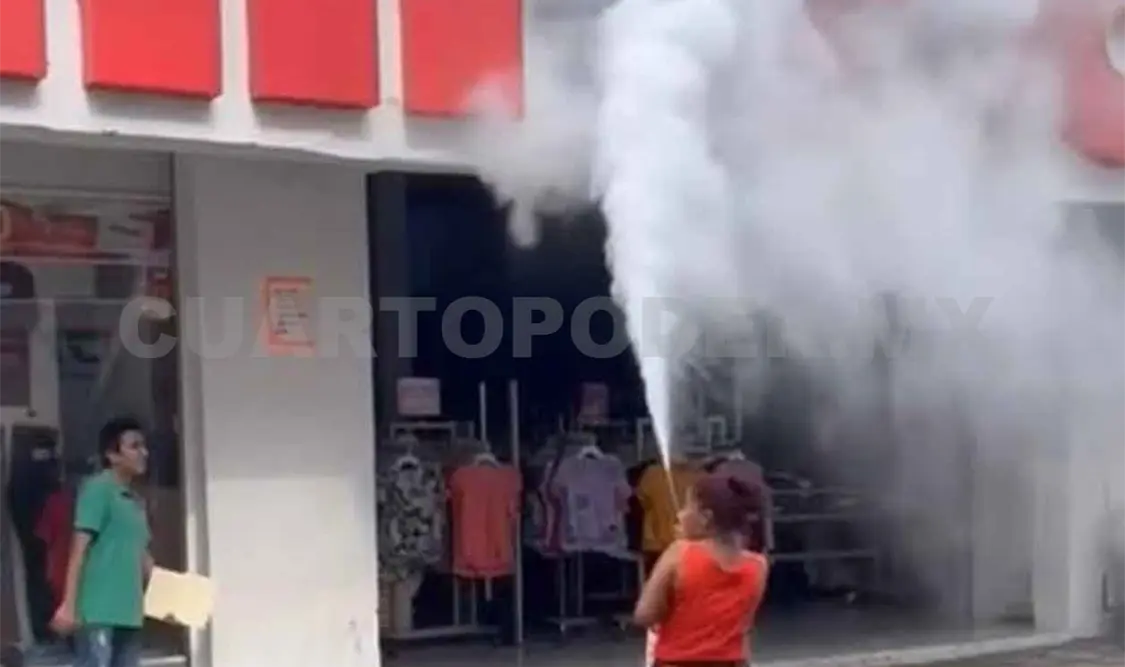 Mujer controla incendio en el centro de Tapachula