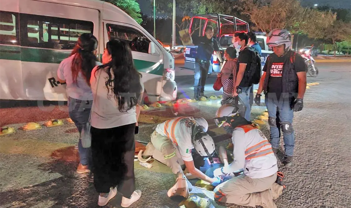 Cinco lesionados en percance de combi y Aveo