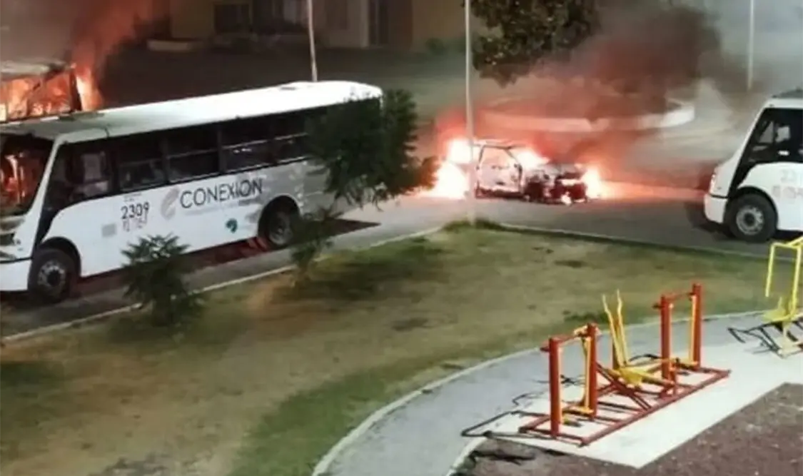 Queman vehículos en cinco municipios