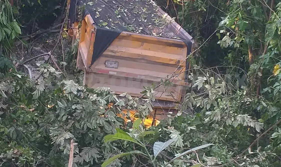 Vuela volteo por ladera al quedar sin frenos