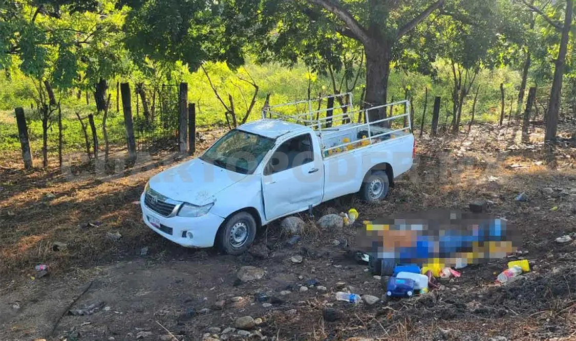 Un muerto y tres heridos en volcadura